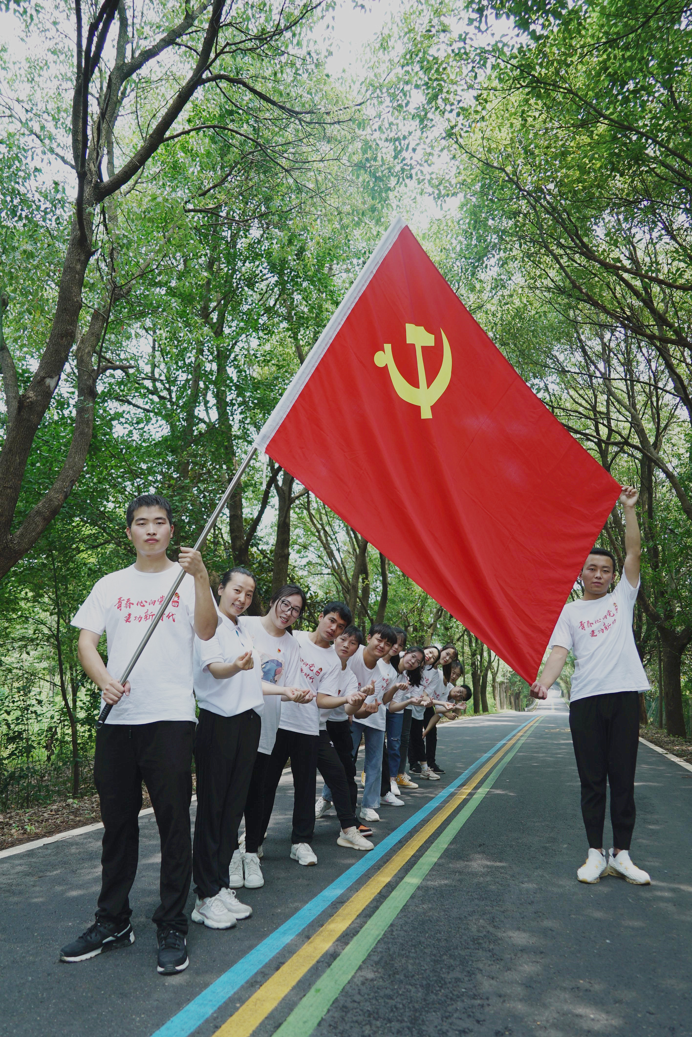 畜牧兽医学院党总支学生党支部开展"我和党旗合个影"活动
